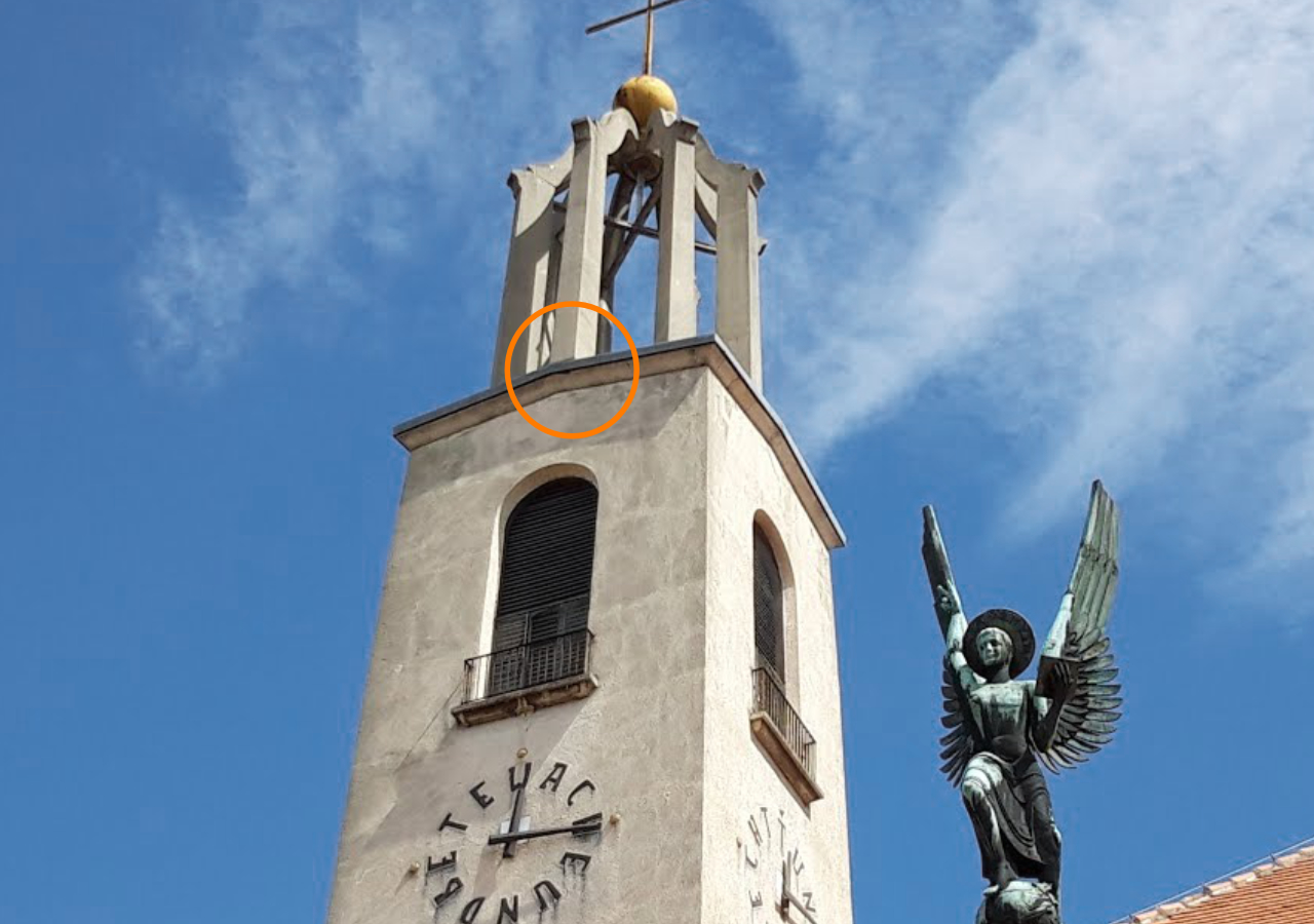 Kirchturm und Gebäude als möglicher Nistplatz für Mauersegler